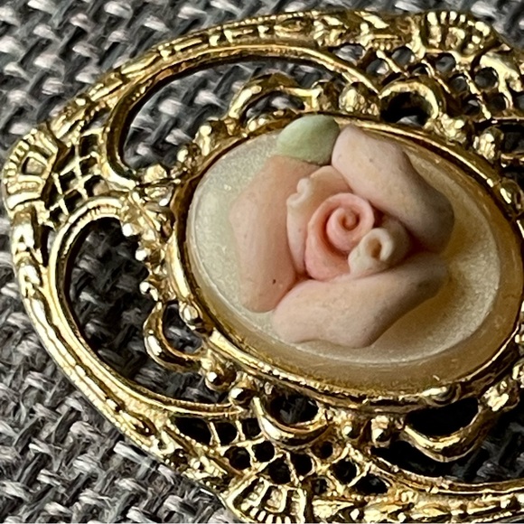 1928 | Vintage | Pink Rose Collection Porcelain Flower Gold Tone Pin Brooch - Picture 12 of 14